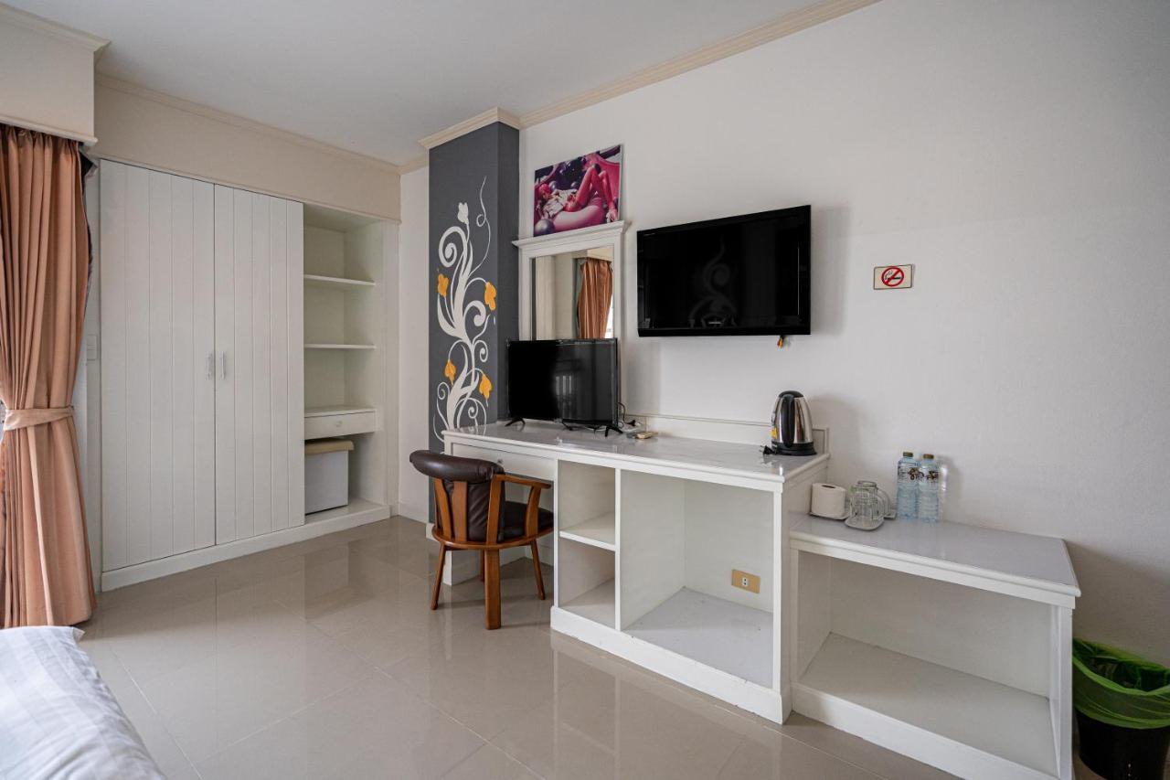 Отель Santi White House Patong Экстерьер фото